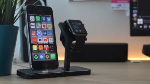 iPhone SE und Apple Watch auf einem Ladegerät bzw. Docingstation